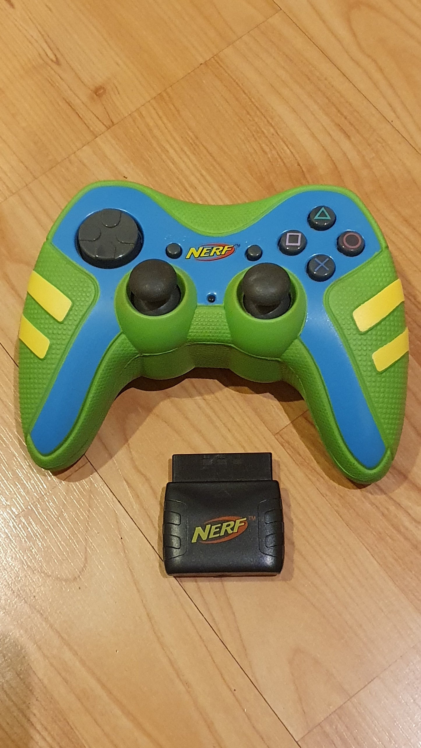 Control Inalámbrico para Videojuegos Verde y Azul NERF / Pelican - Usado Vista Principal