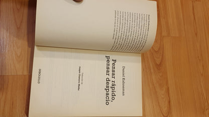 Thinking, Fast and Slow Daniel Kahneman, lightly used, in excellent condition