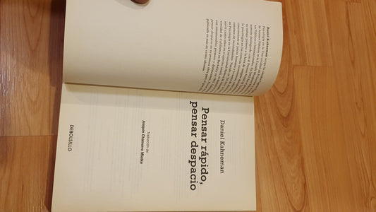 Thinking, Fast and Slow Daniel Kahneman, lightly used, in excellent condition